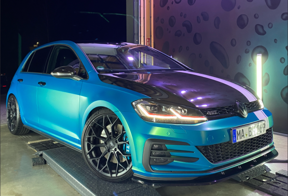 Folierter VW Golf in blau.